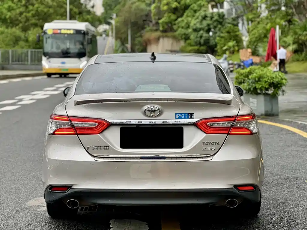 Toyota Camry — фото 9