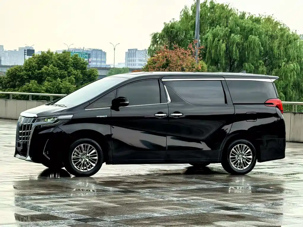 Toyota Alphard — фото 4