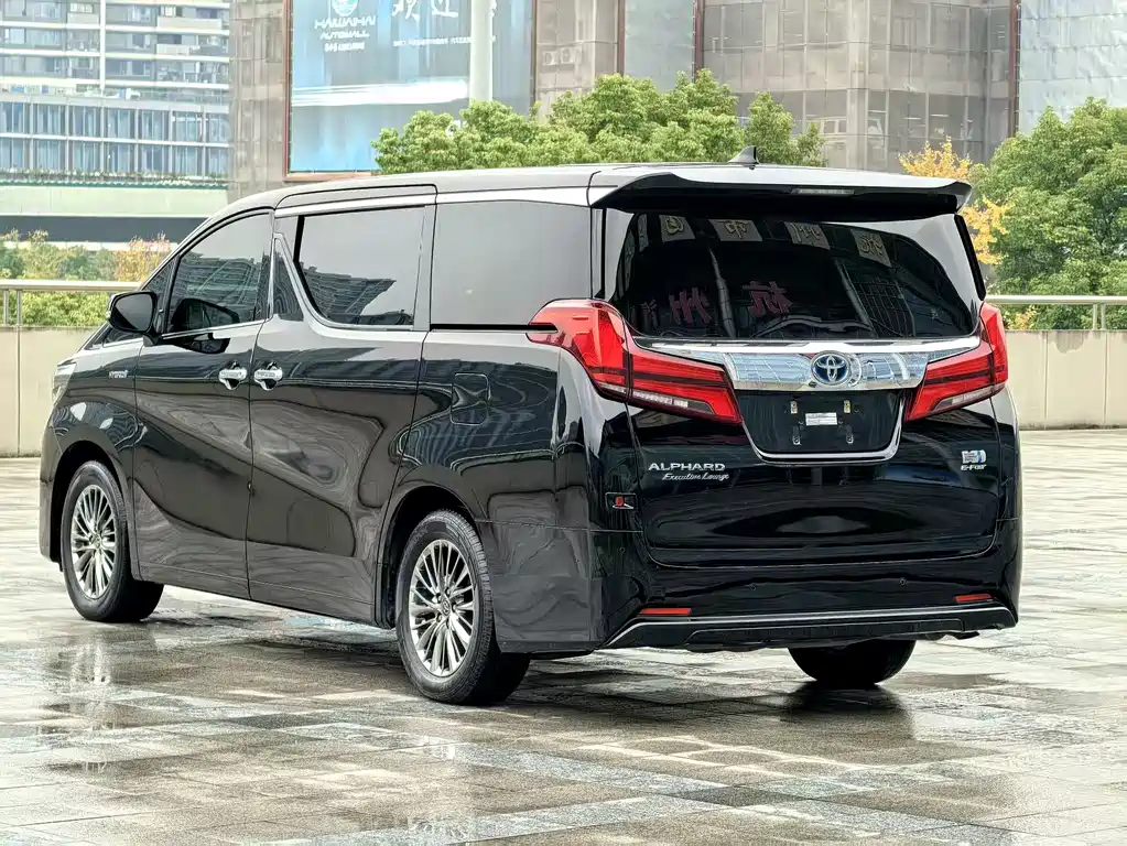 Toyota Alphard — фото 7