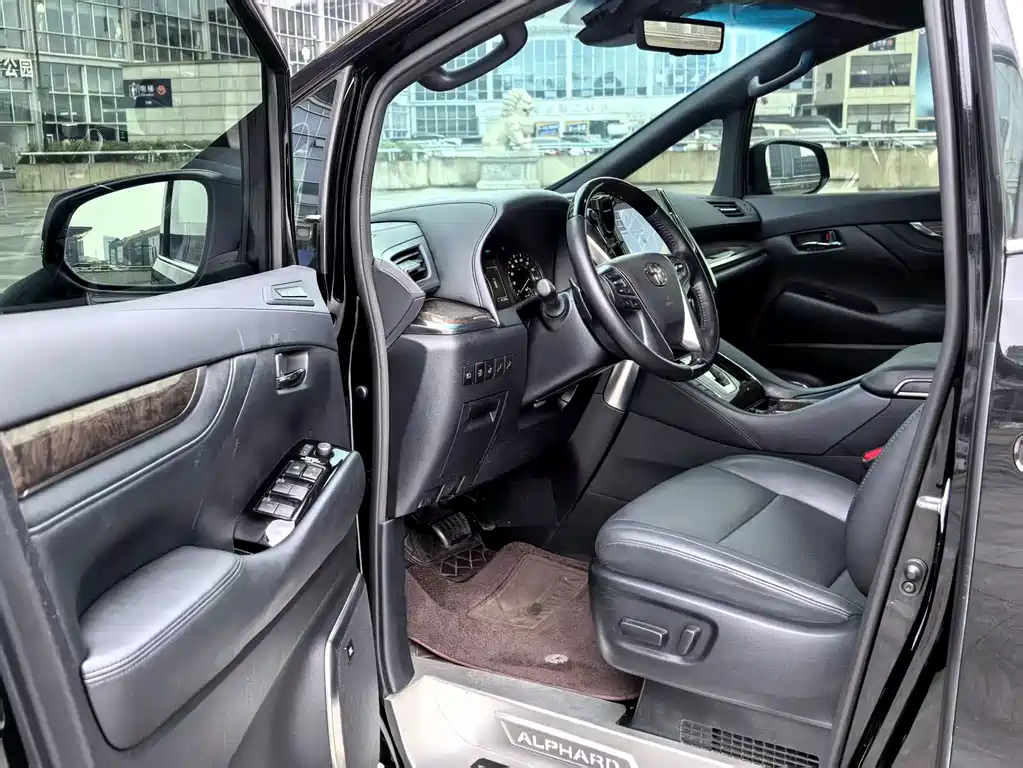 Toyota Alphard — фото 8