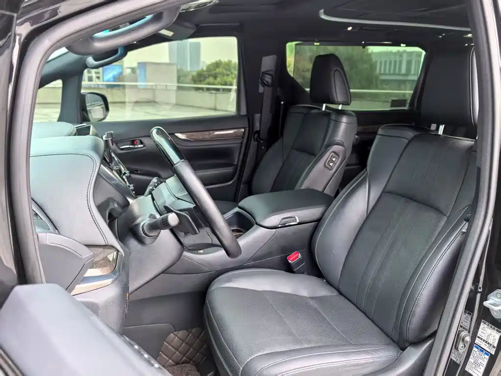 Toyota Alphard — фото 10