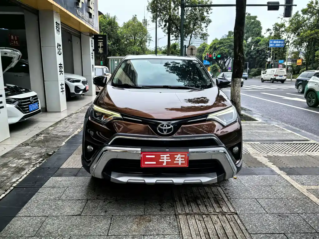 Toyota RAV4 — фото 2