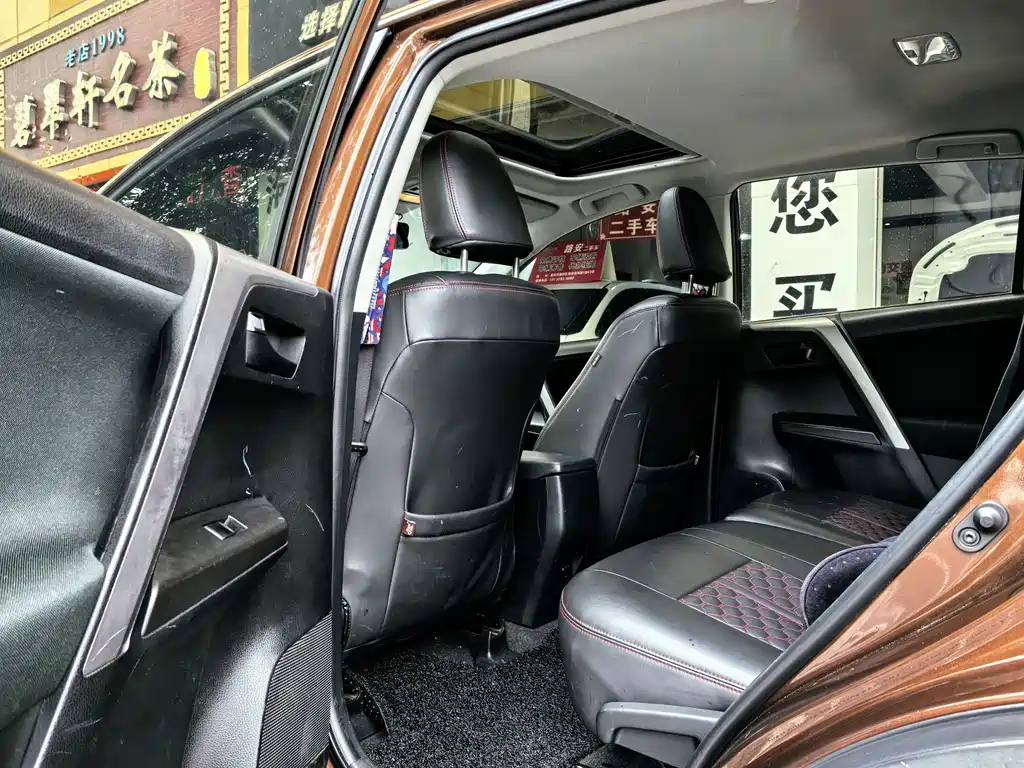 Toyota RAV4 — фото 11