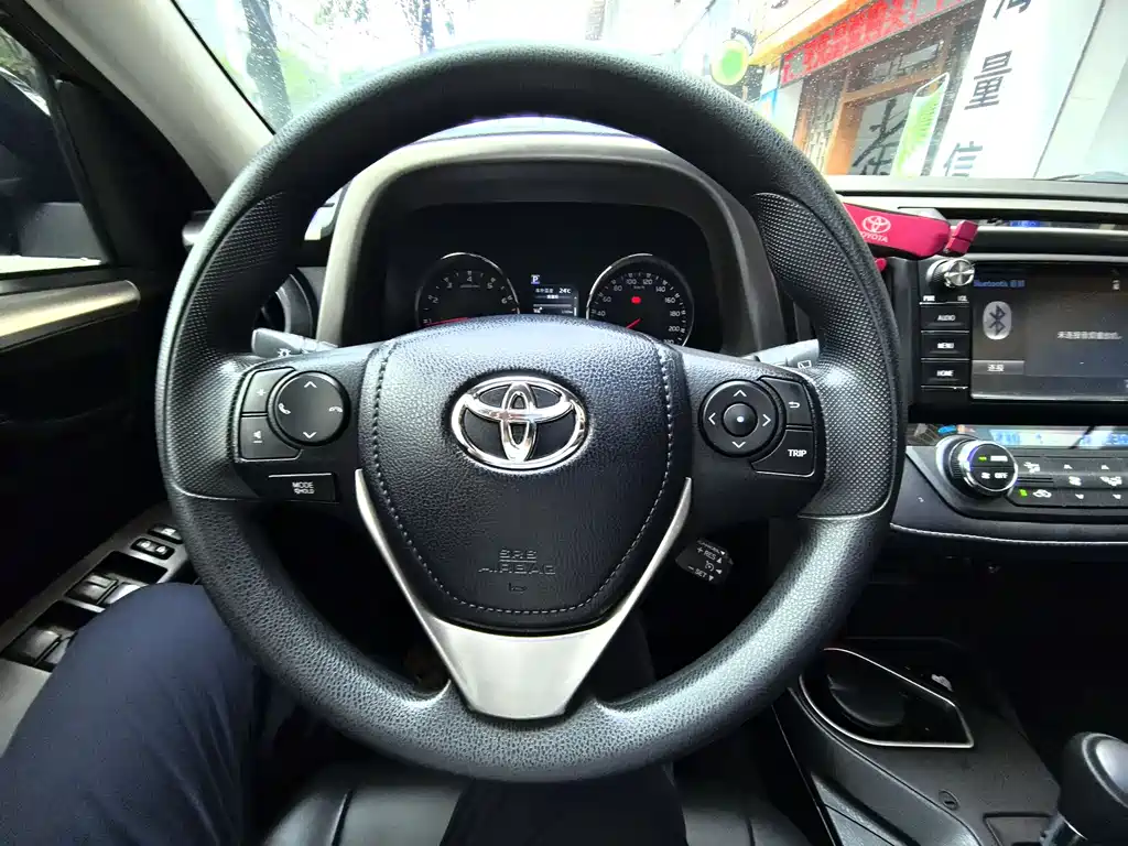 Toyota RAV4 — фото 13