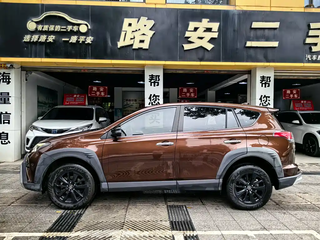 Toyota RAV4 — фото 5