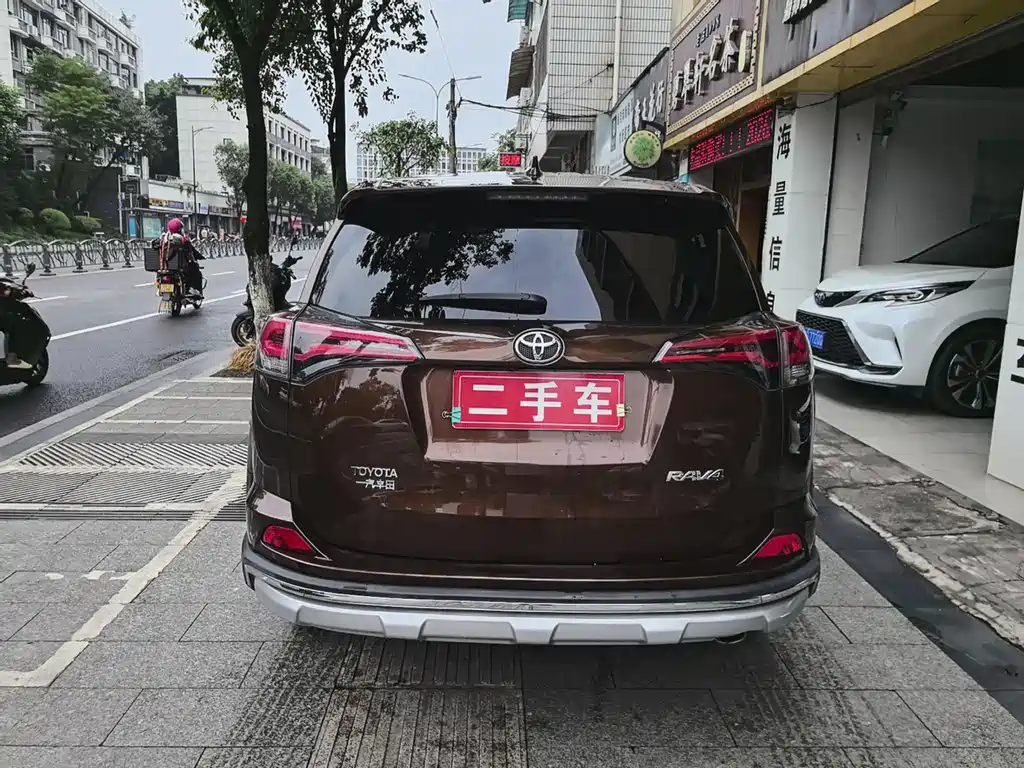 Toyota RAV4 — фото 6