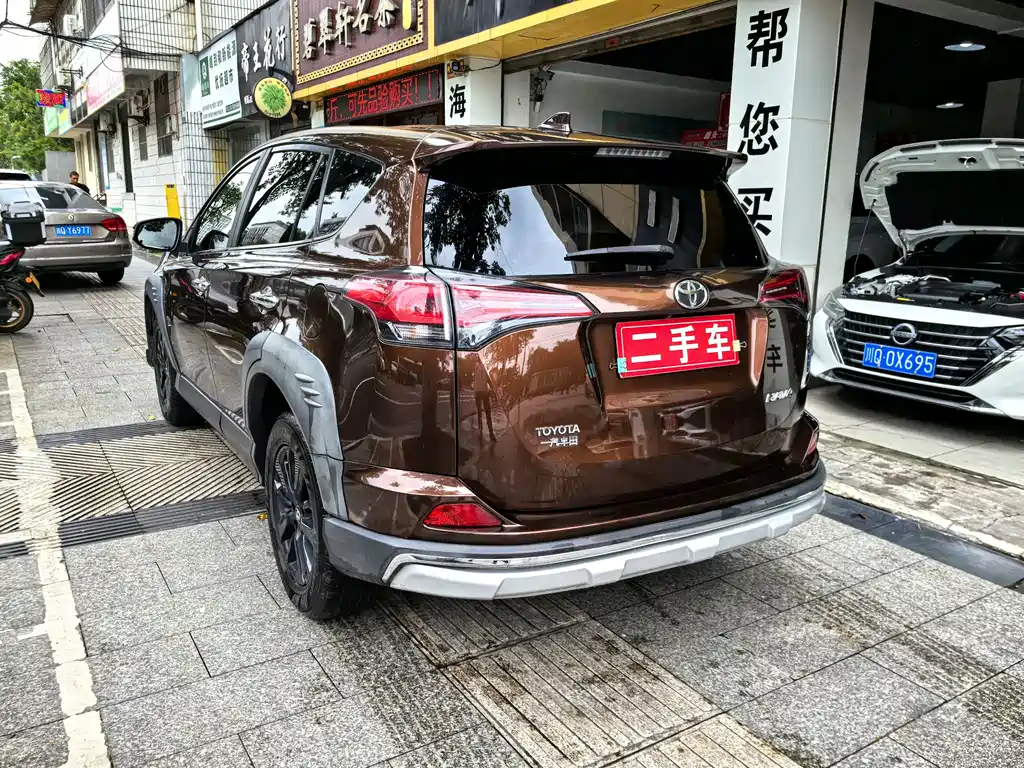 Toyota RAV4 — фото 7
