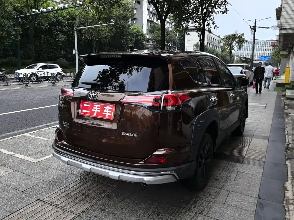 Toyota RAV4 — фото 8