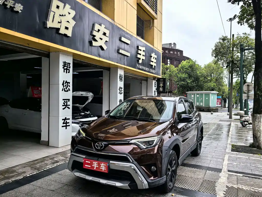 Toyota RAV4 — фото 1
