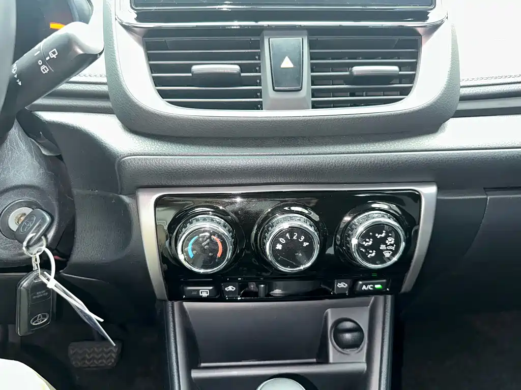 Toyota Yaris L — фото 14