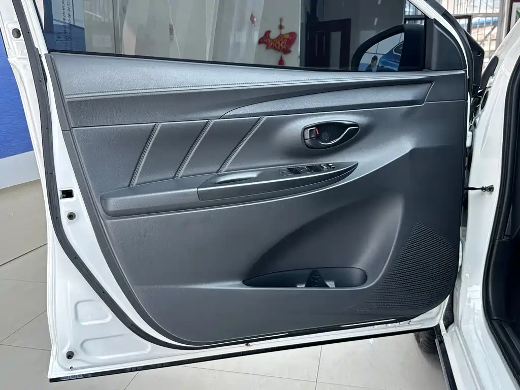 Toyota Yaris L — фото 19
