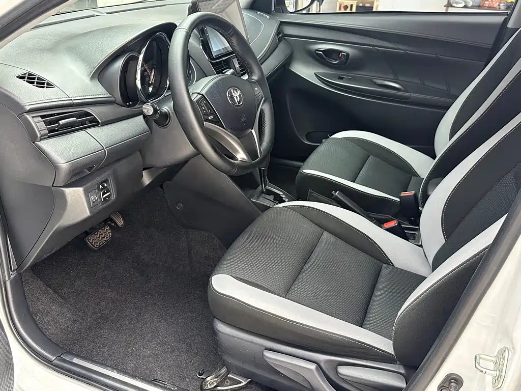 Toyota Yaris L — фото 7