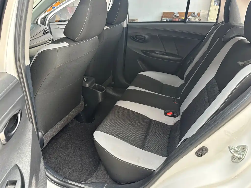 Toyota Yaris L — фото 9