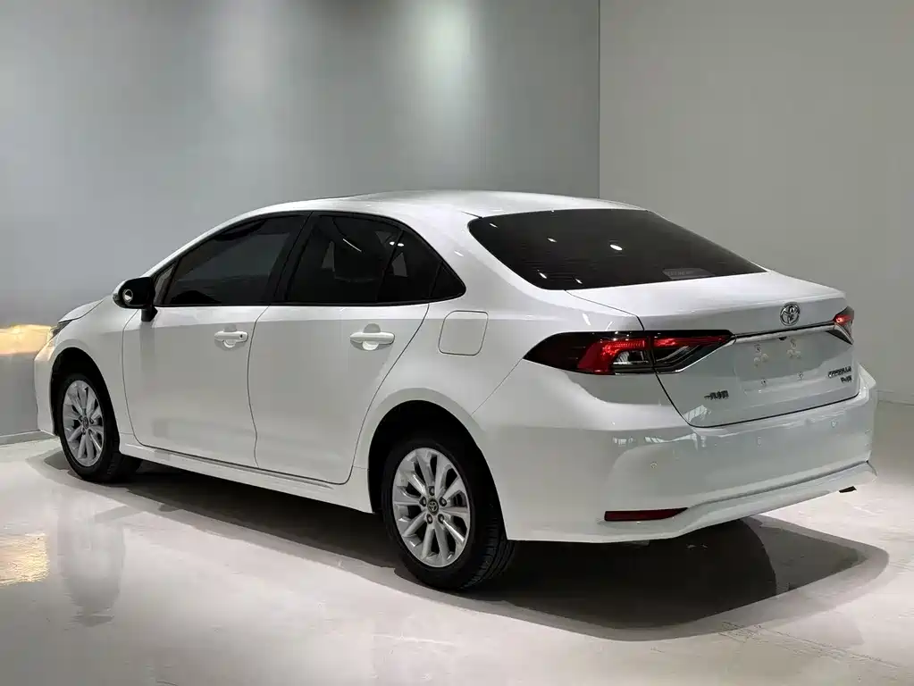 Toyota Corolla — фото 4
