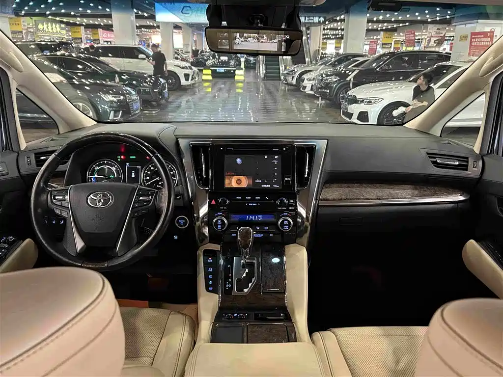 Toyota Vellfire — фото 7