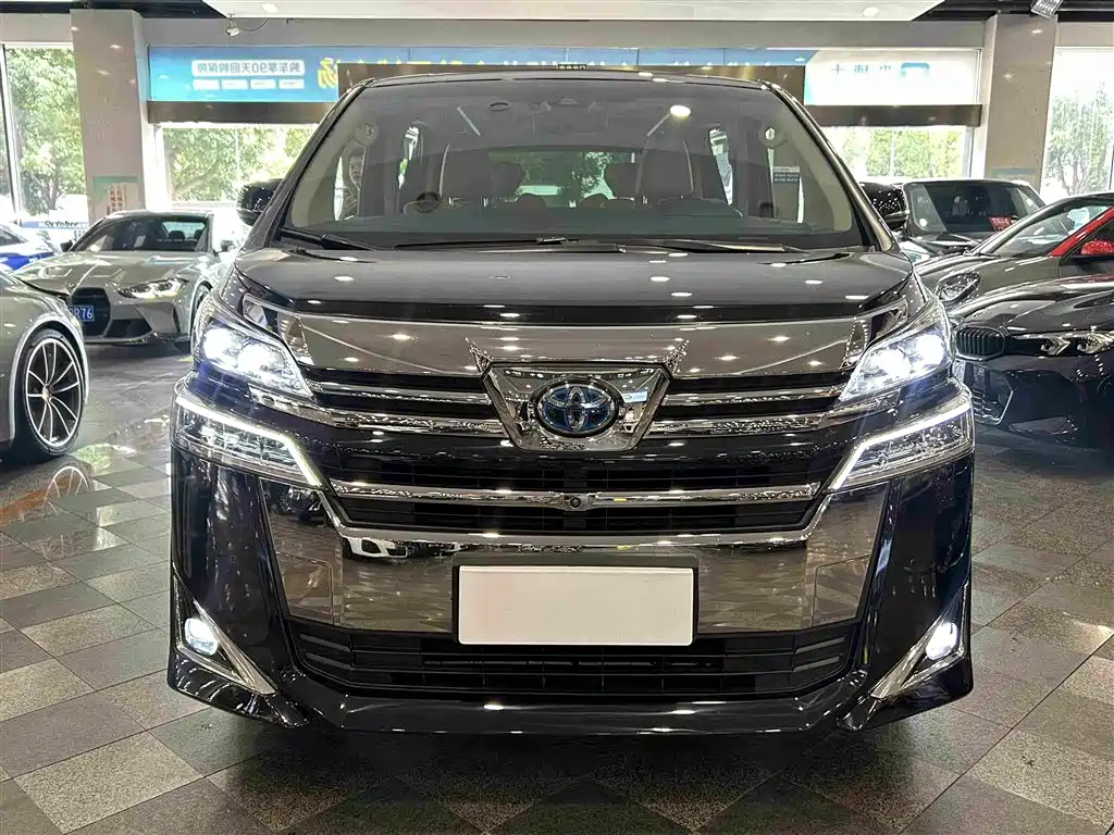Toyota Vellfire — фото 1