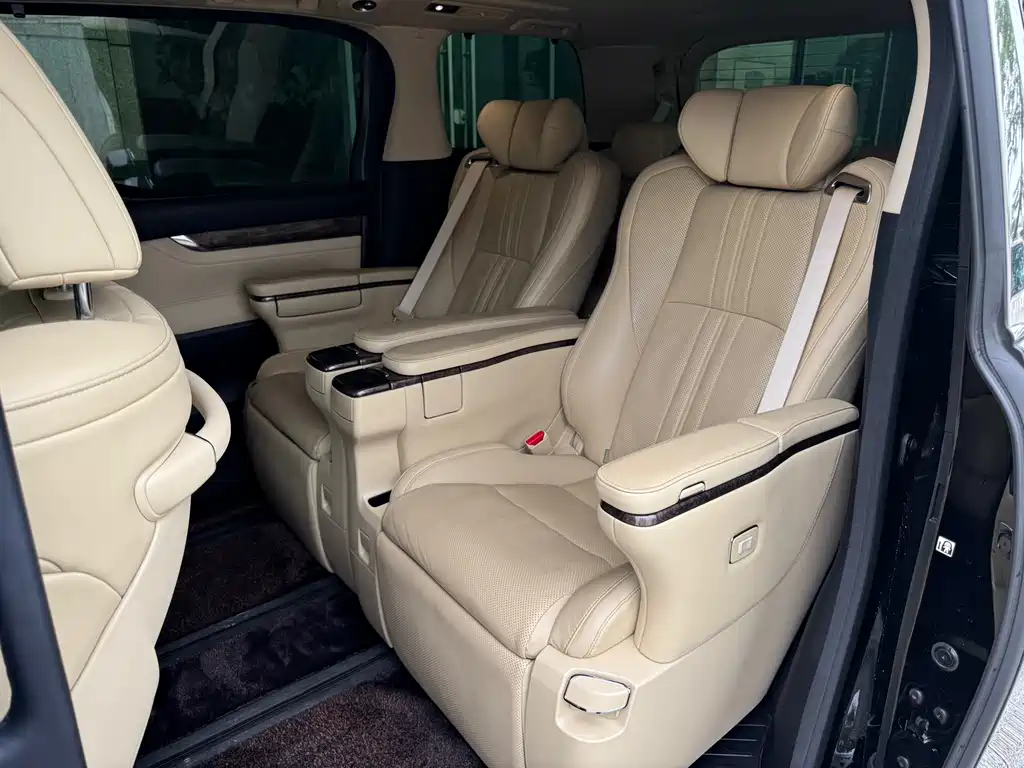 Toyota Vellfire — фото 6