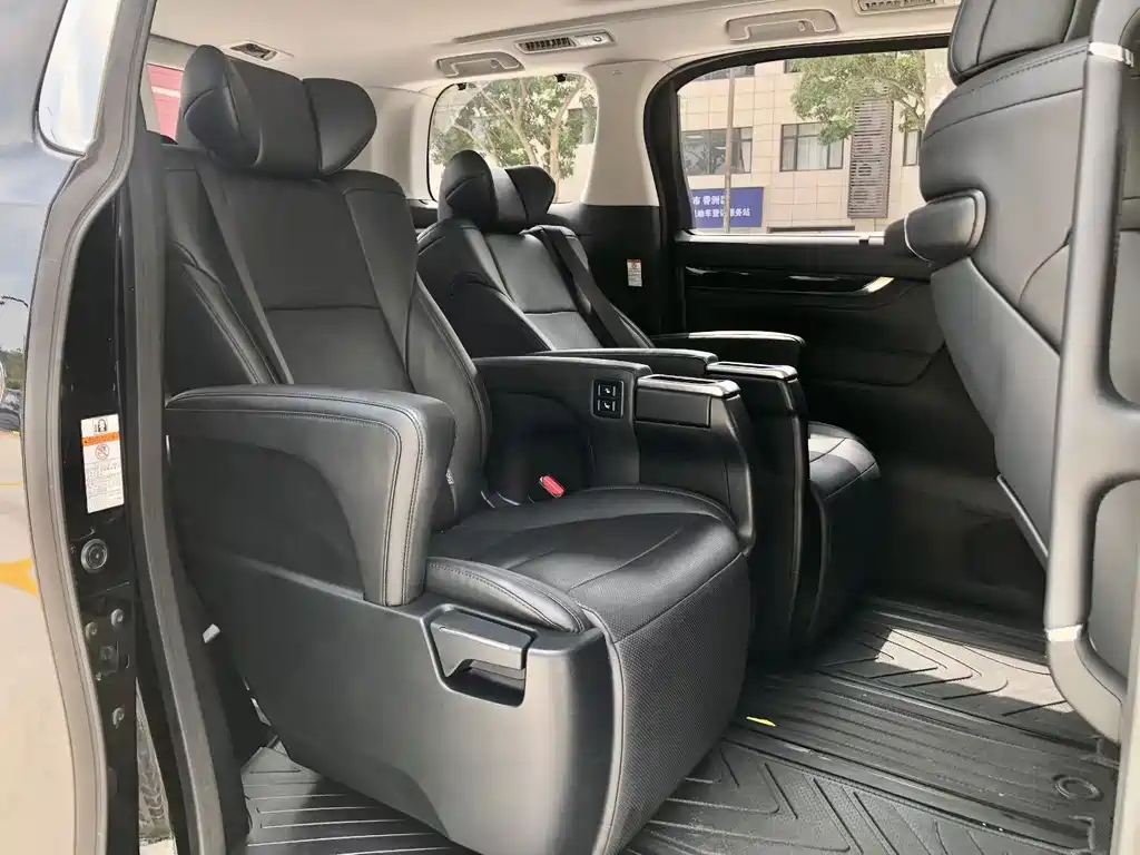 Toyota Alphard — фото 4