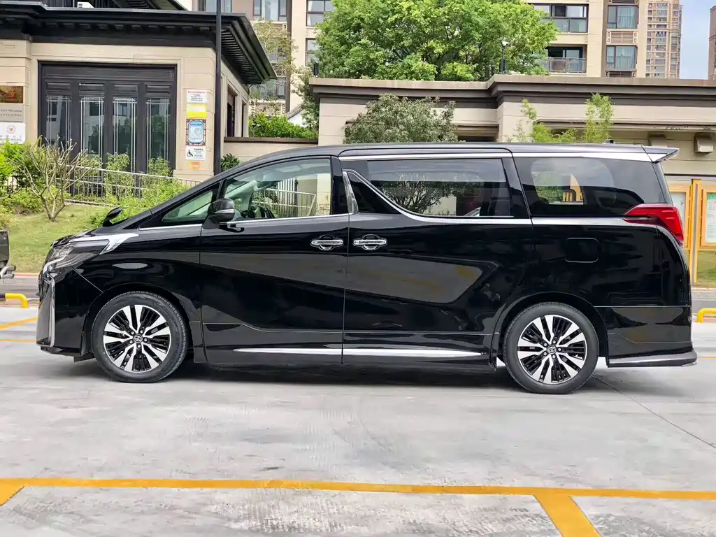 Toyota Alphard — фото 5