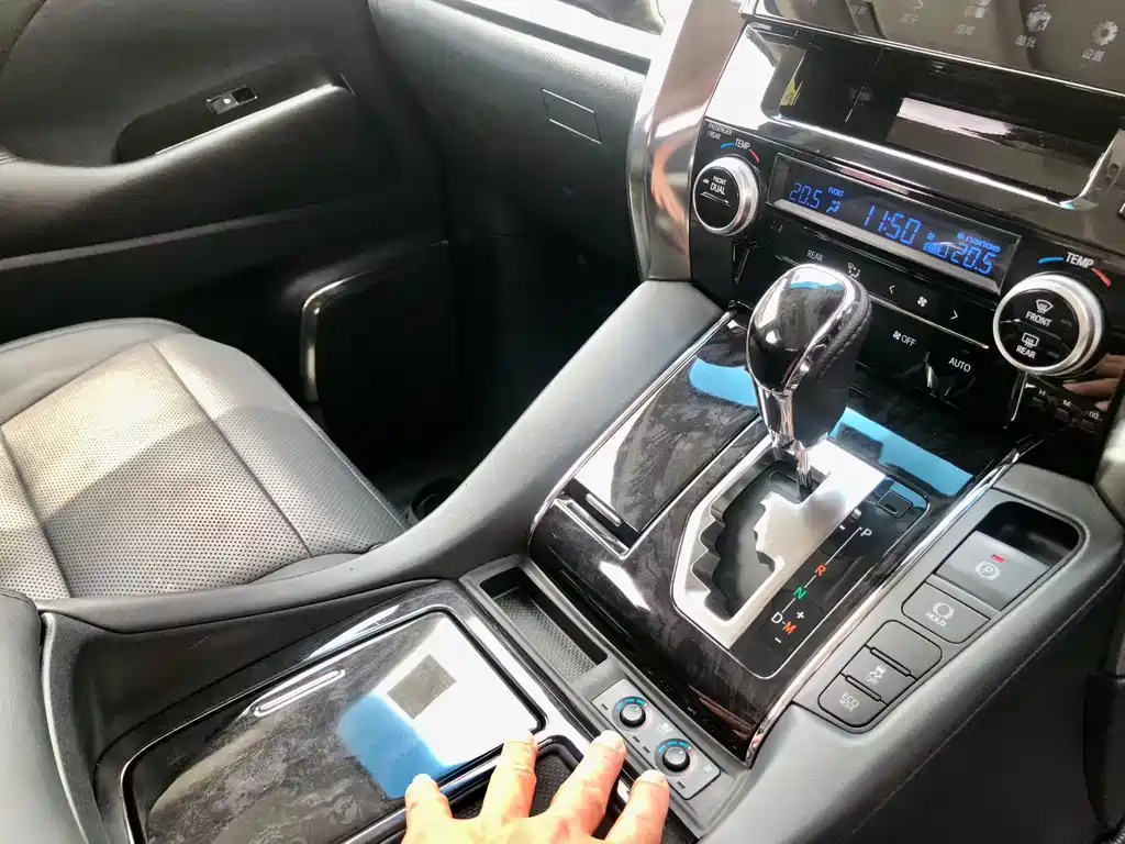 Toyota Alphard — фото 8