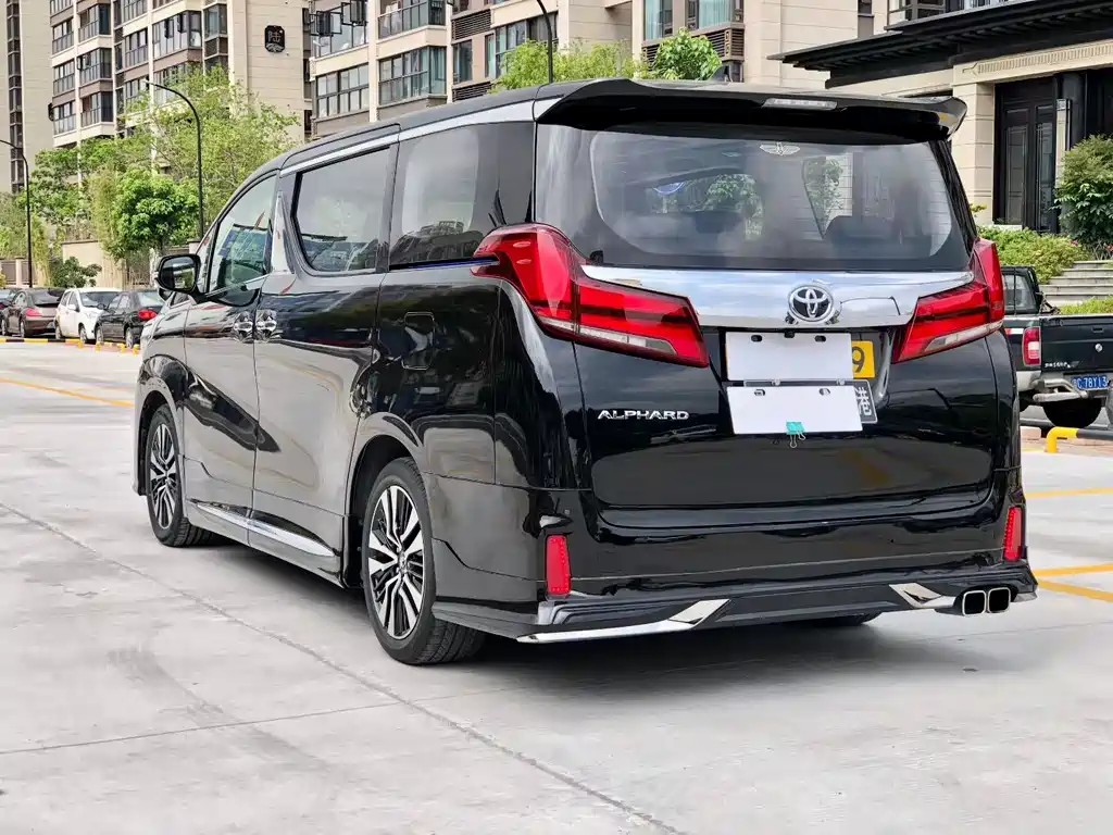 Toyota Alphard — фото 9