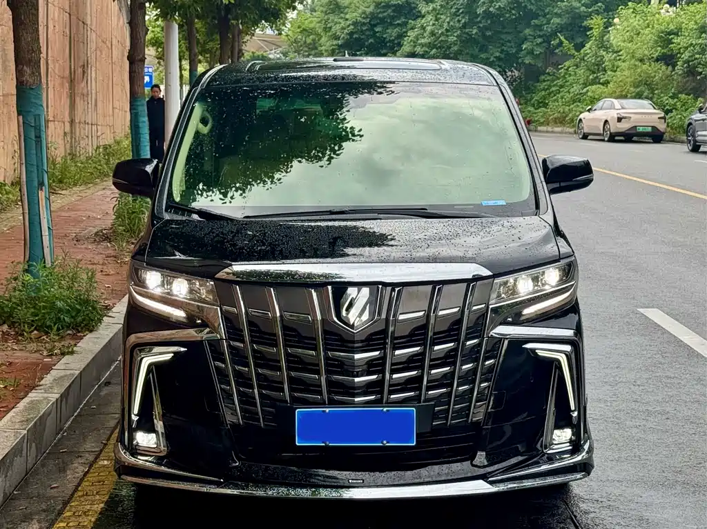 Toyota Alphard — фото 2