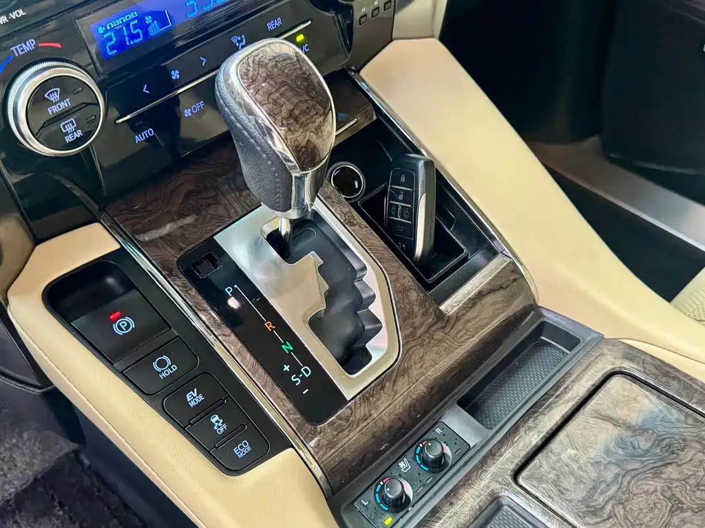 Toyota Alphard — фото 11