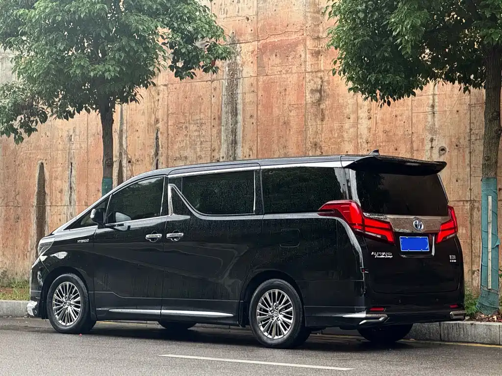 Toyota Alphard — фото 4