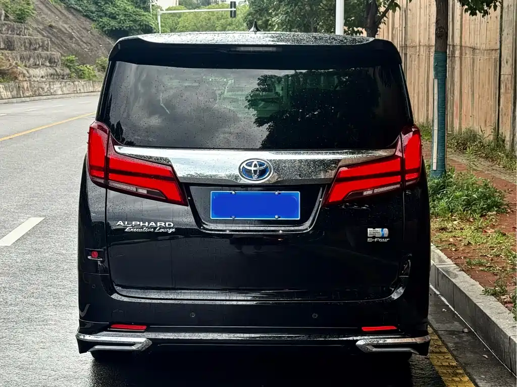 Toyota Alphard — фото 5