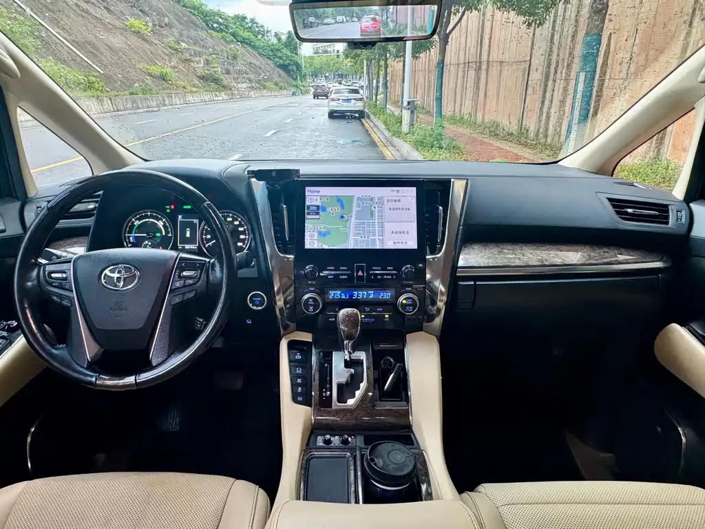 Toyota Alphard — фото 8