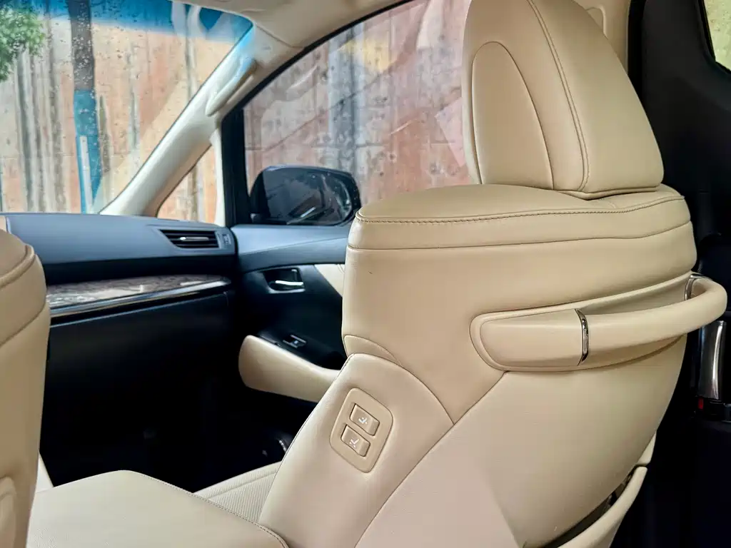 Toyota Alphard — фото 9