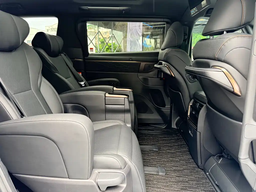 Toyota Alphard — фото 11