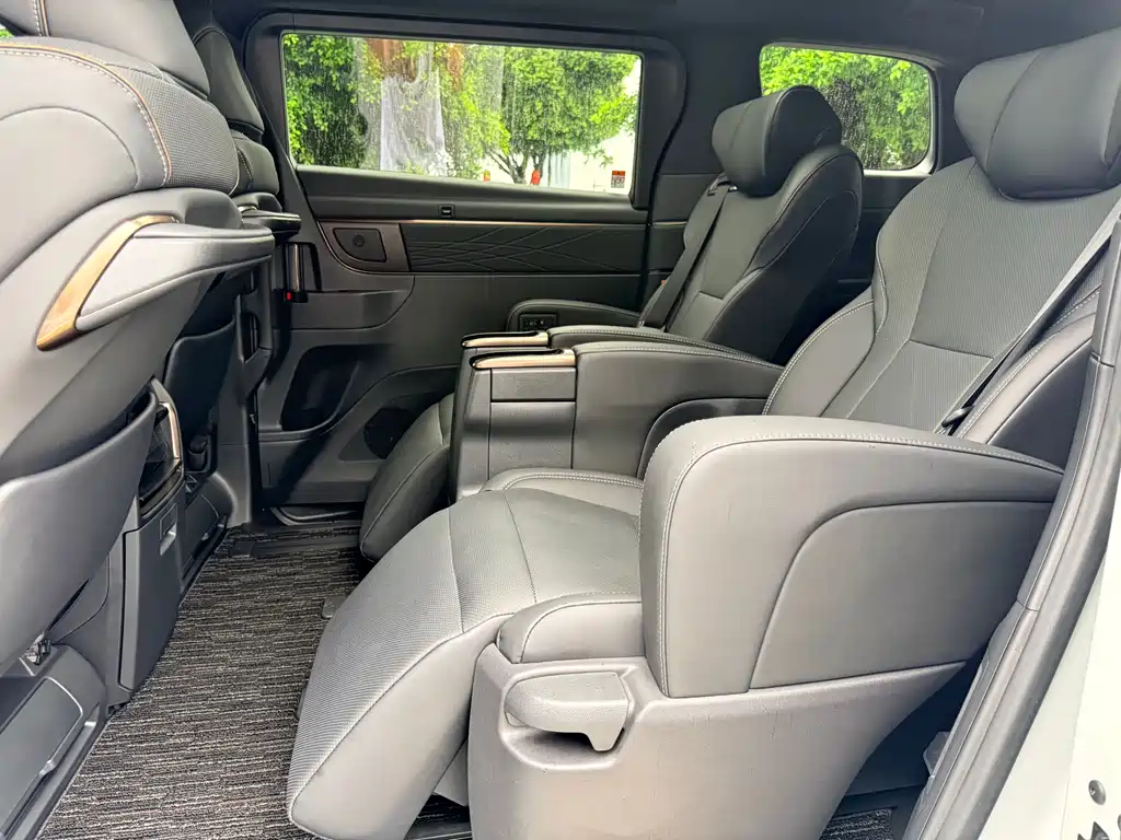 Toyota Alphard — фото 15