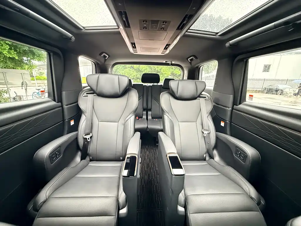 Toyota Alphard — фото 17
