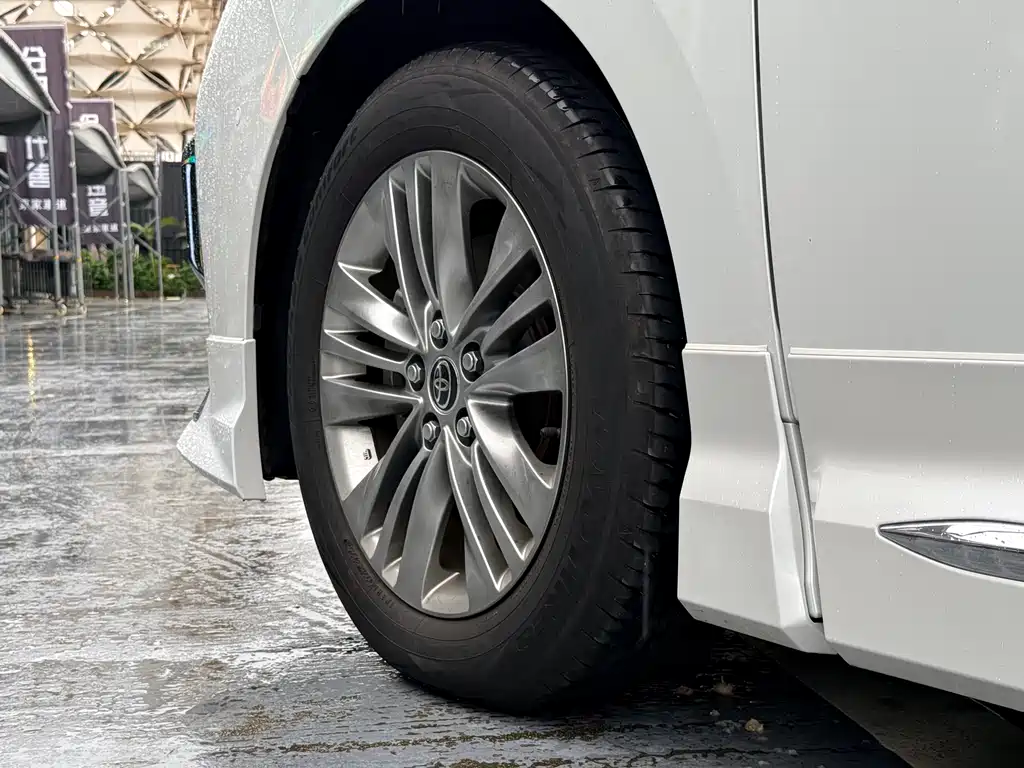 Toyota Alphard — фото 23