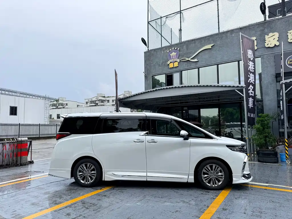 Toyota Alphard — фото 4