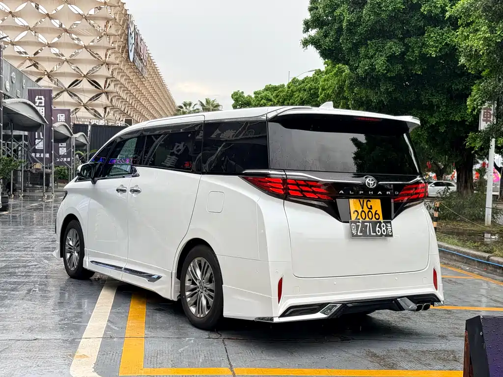 Toyota Alphard — фото 7