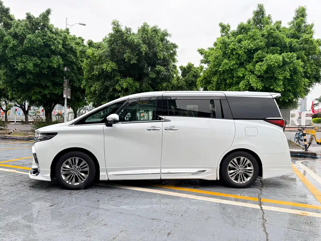 Toyota Alphard — фото 8