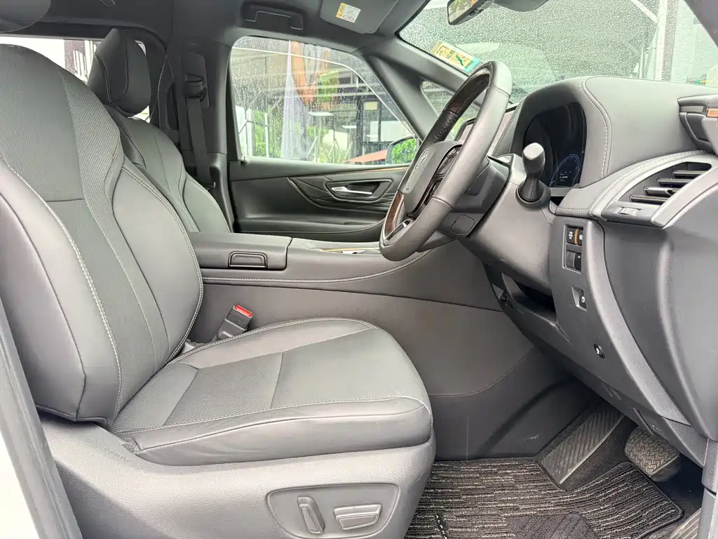 Toyota Alphard — фото 10