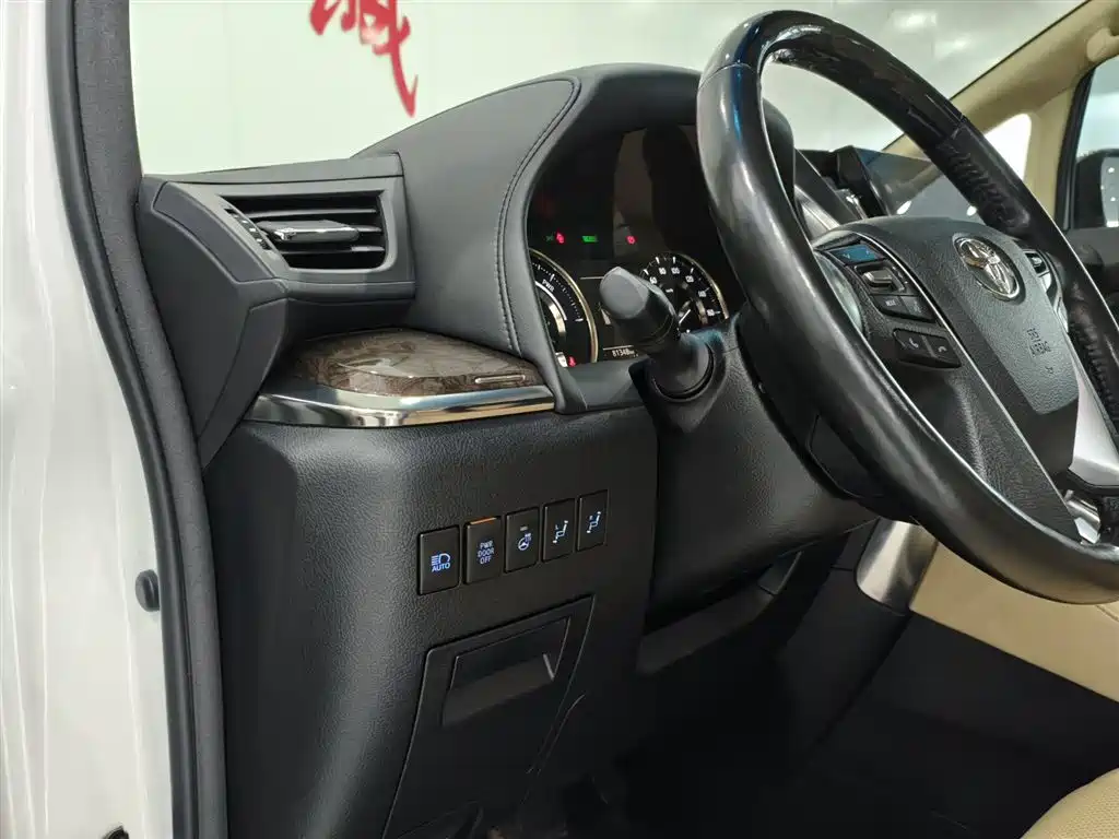 Toyota Vellfire — фото 8