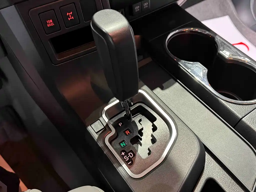 Toyota Sequoia — фото 11