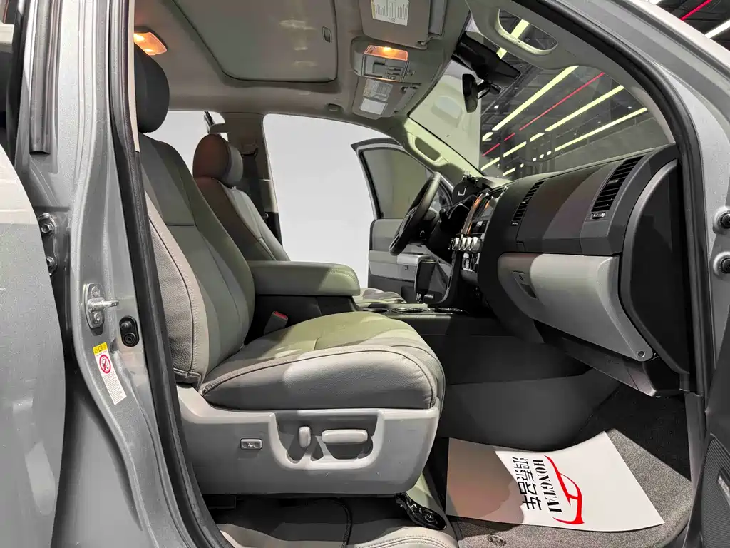 Toyota Sequoia — фото 14