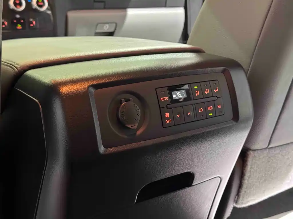 Toyota Sequoia — фото 15