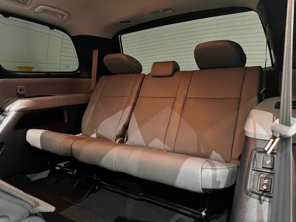 Toyota Sequoia — фото 16