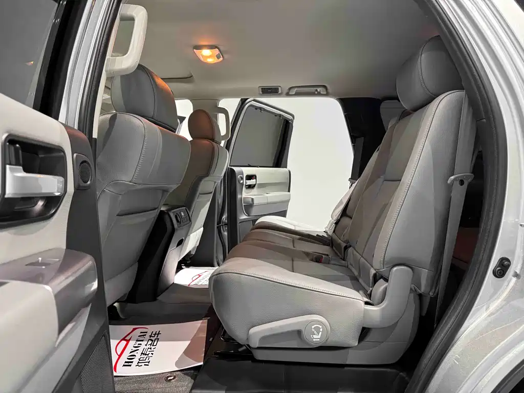 Toyota Sequoia — фото 17
