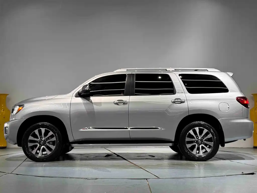 Toyota Sequoia — фото 18