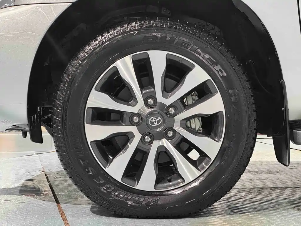 Toyota Sequoia — фото 19