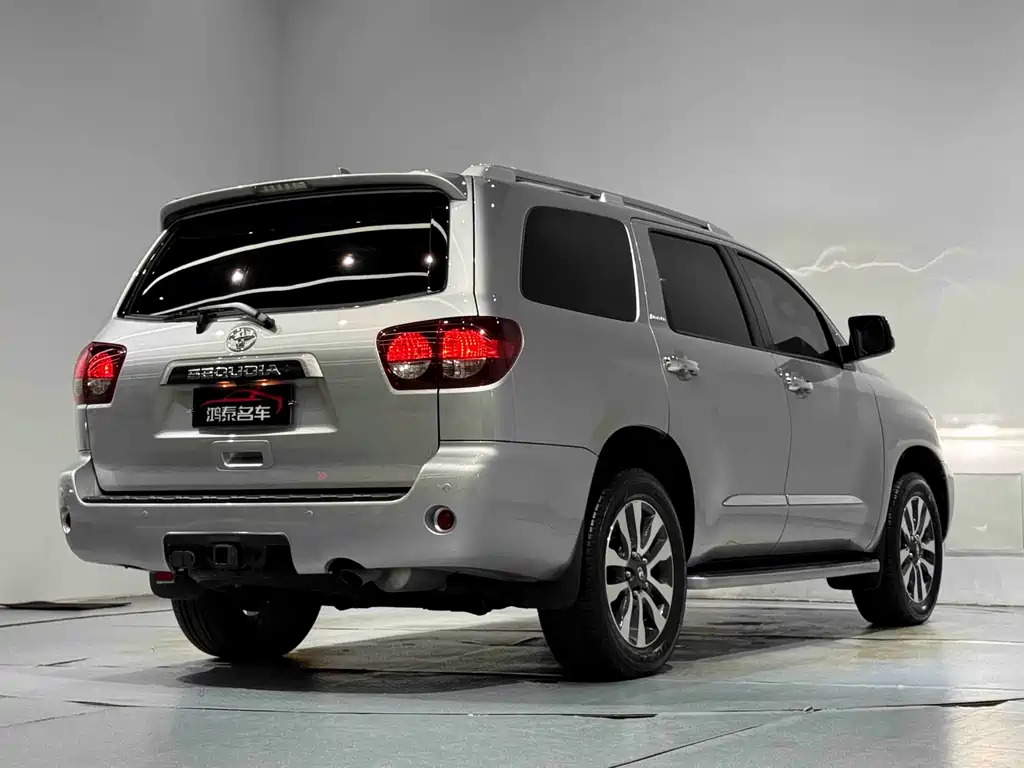Toyota Sequoia — фото 20