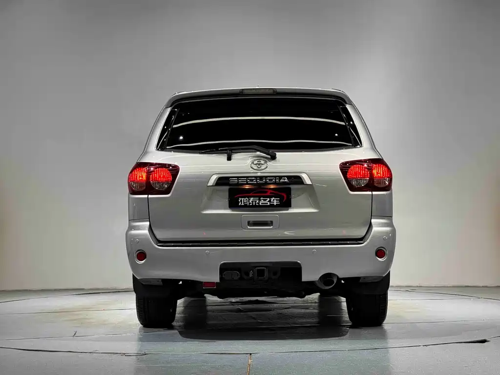 Toyota Sequoia — фото 21