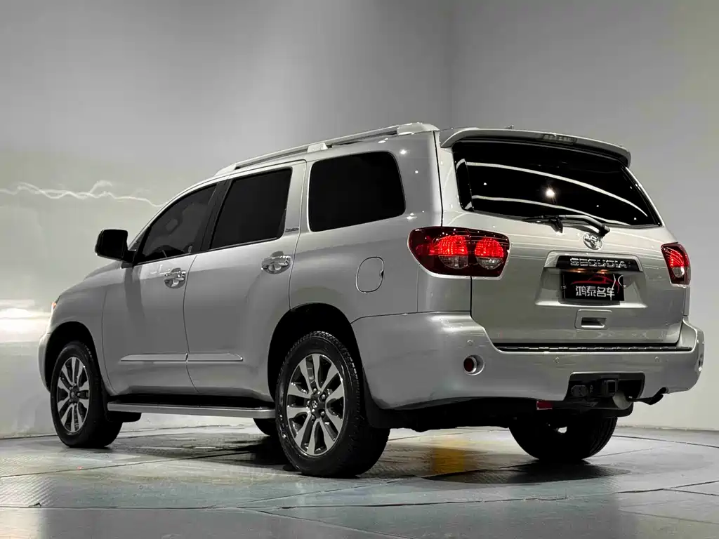 Toyota Sequoia — фото 22